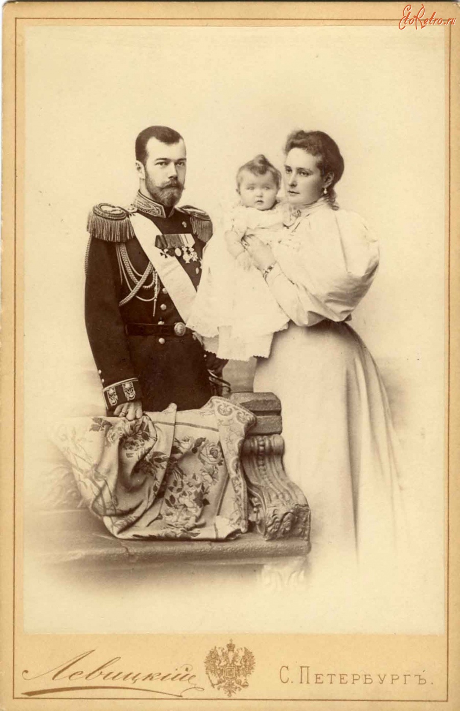 Ретро знаменитости - Император Николай II и императрица Александра Фёдоровна с дочерью Ольгой. 1896.