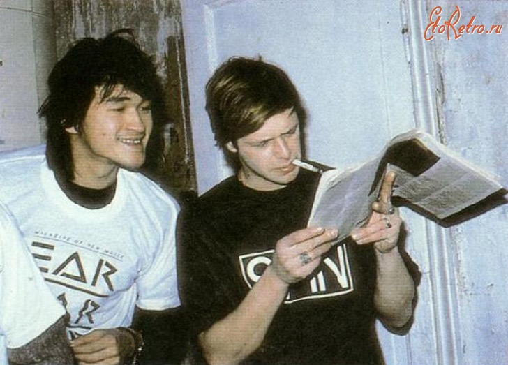 Ретро знаменитости - Виктор Цой и Борис Гребенщиков читают западный рок-журнал, 1986.