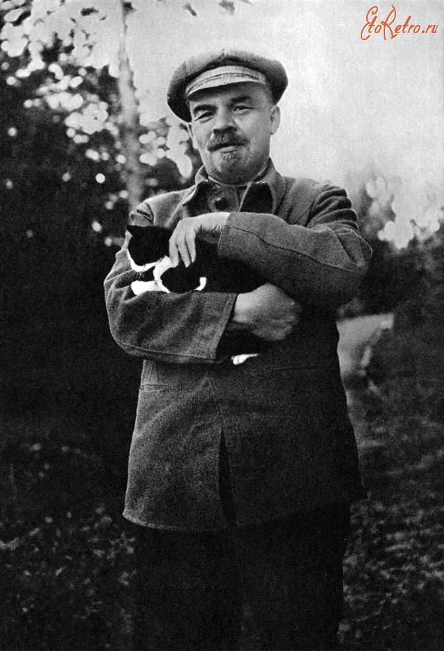Ретро знаменитости - В.И.Ленин на прогулке в Горках, август-сентябрь 1922 года.
