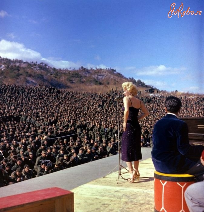 Ретро знаменитости - Мерилин Монро выступает перед военнослужащими США в Корее.
