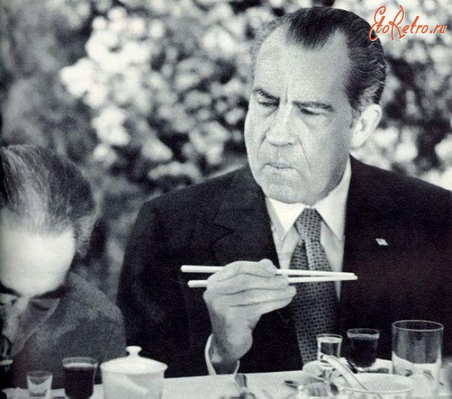 Ретро знаменитости - Президент США Ричард Никсон пытается научиться есть палочками во время своего визита в Китай