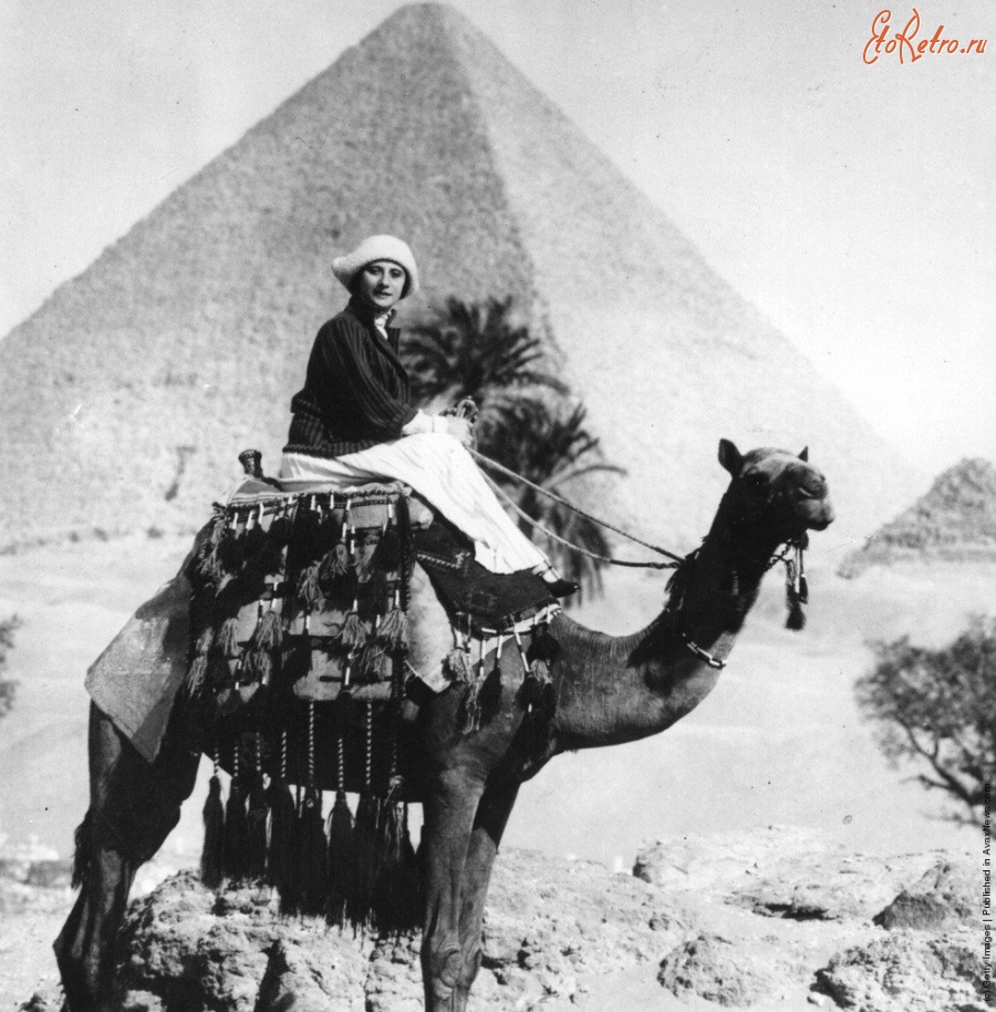 Ретро знаменитости - Балерина Анна Павлова на фоне египетских пирамид