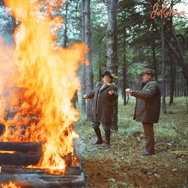 Ретро знаменитости - Л.И.Брежнев и Иосип Броз Тито собираются поджарить на костре кусочки хлеба нанизанные на прутья