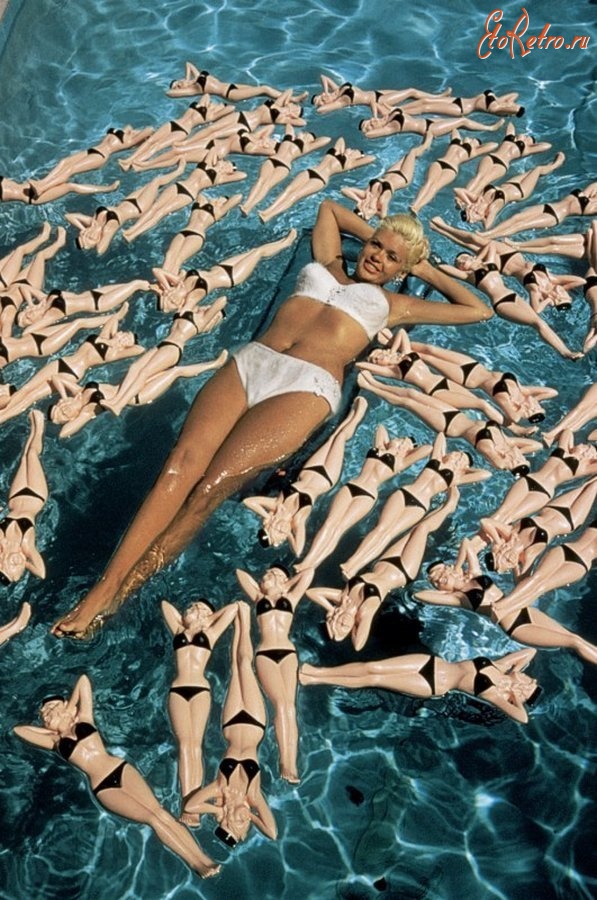 Ретро знаменитости - Американская актриса Джейн Мэнсфилд в бассейне с куклами