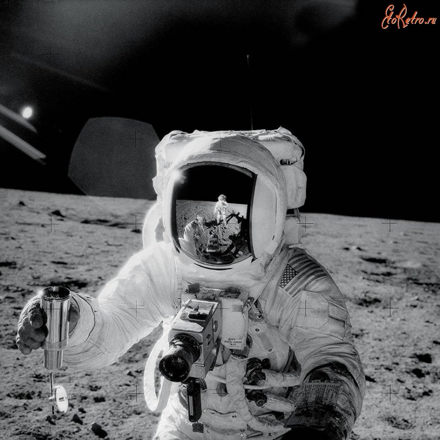 Ретро знаменитости - Американский астронавт Алан Бин на Луне берет пробу грунта.20 ноября 1969 г.