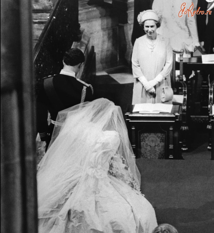 Ретро знаменитости - Принцесса Диана, реверанс перед королевой. Собор св. Павла в Лондоне, 29 июля 1981 года.