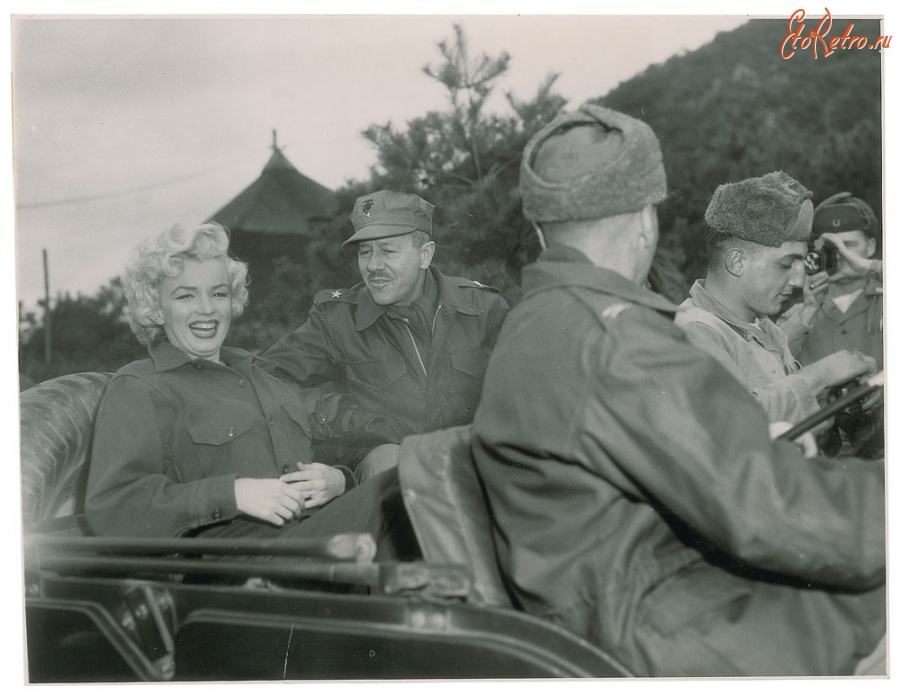 Ретро знаменитости - Мэрилин Монро в Корее среди американских солдат