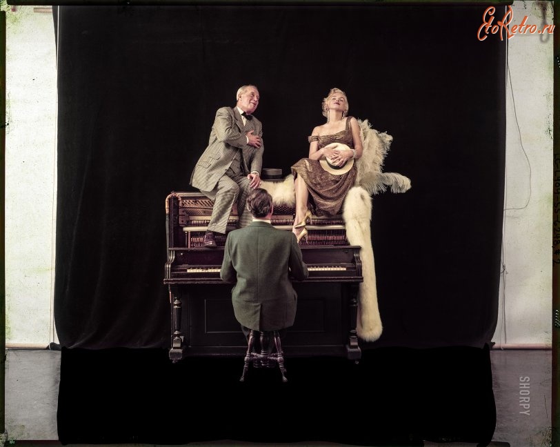 Ретро знаменитости - Мэрилин Монро и Морис Шевалье позируют на пианино