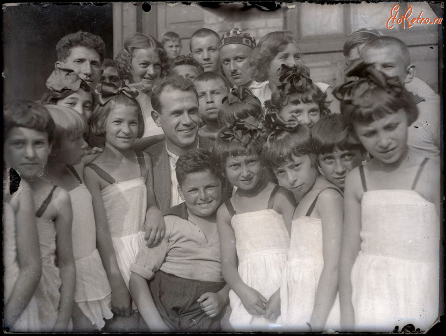 Ретро знаменитости - Борис Бабочкин среди детей в пионерском лагере