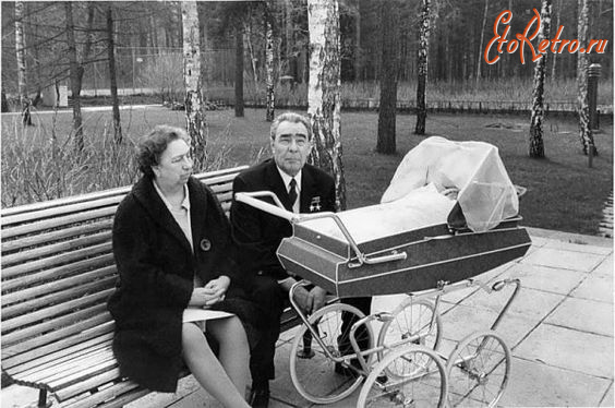 Ретро знаменитости - Леонид Ильич Брежнев с женой на отдыхе.