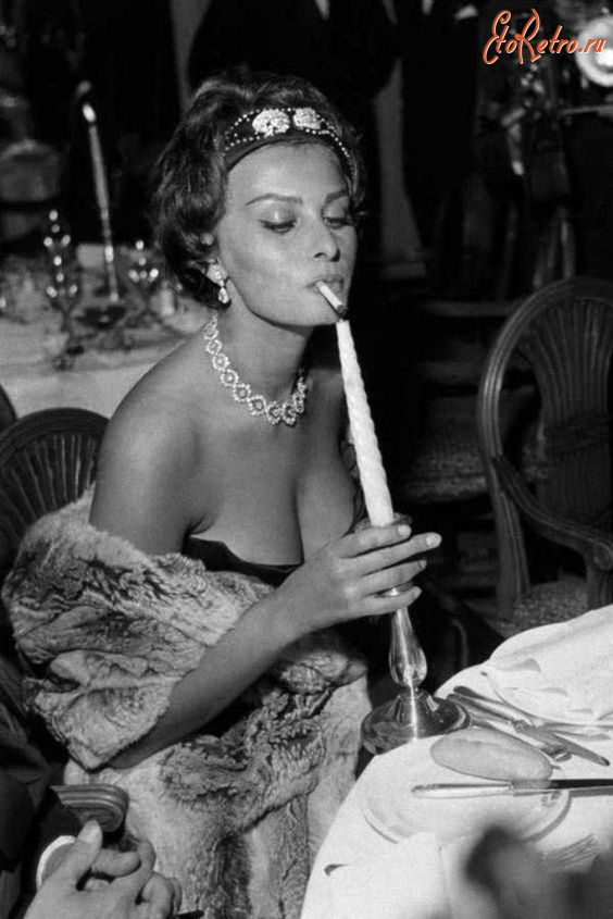 Ретро знаменитости - Софи Лорен прикуривает сигарету