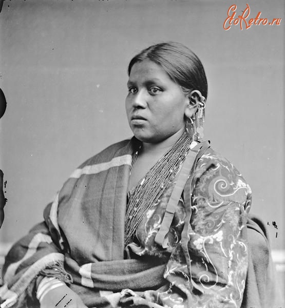 Индейцы - Девушка племени Виннебаго в традиционном костюме.