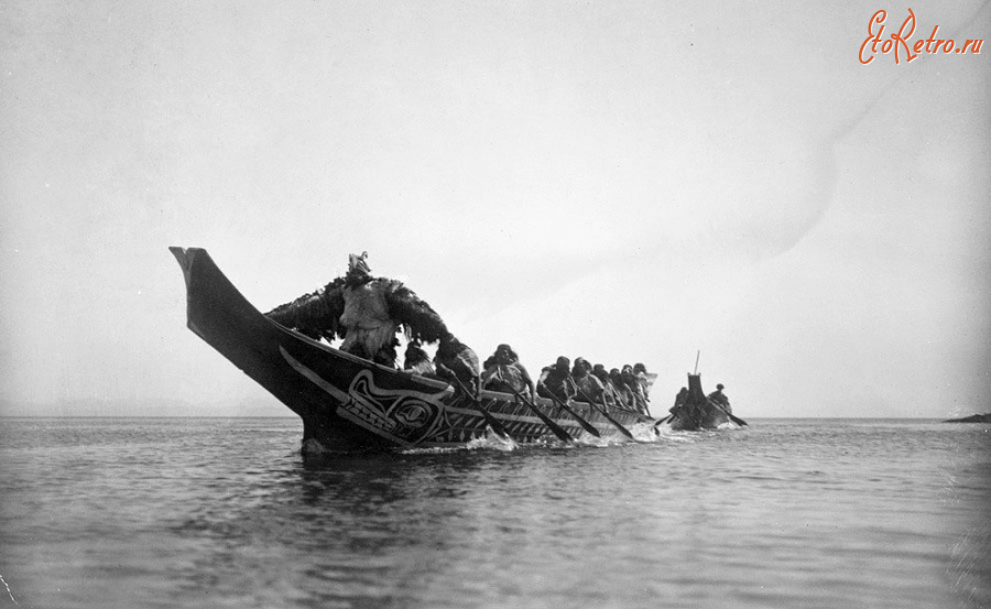 Индейцы - Люди из племени Квакиутл плывут на каноэ.