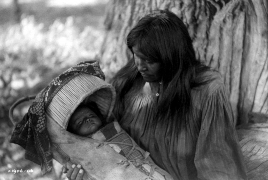 Индейцы - Женщина с младенцем.