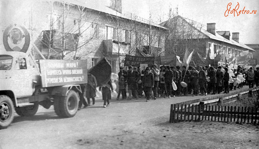 Заиграево - Онохой. Первомай. Демонстранты на улице Терешковой. Колонна ГПТУ-21.