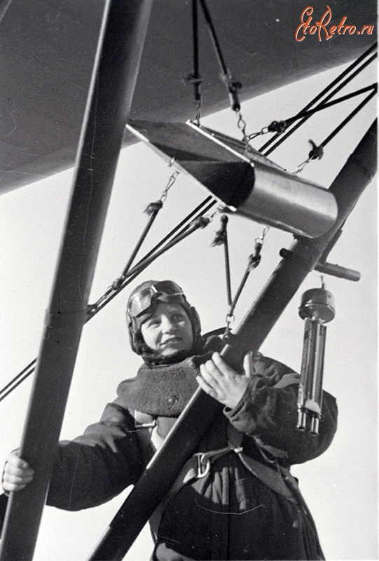 Тбилиси - Аэролог-зондировщик Тбилисского аэропорта Красникова Е.у приборов после высотного полета