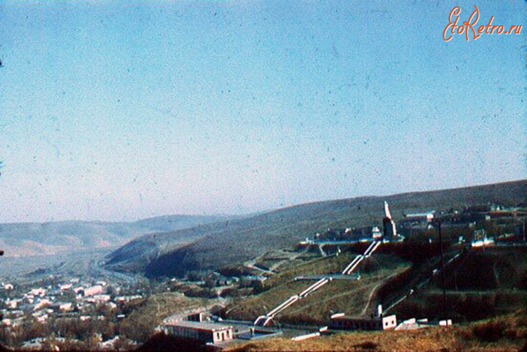 Туркменистан - Кушка. Памятник Солдату и гарнизонные бараки на первом плане.