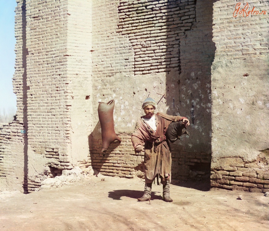 Узбекистан - Самарканд. Водонос у мавзолея Биби-Ханым, 1911