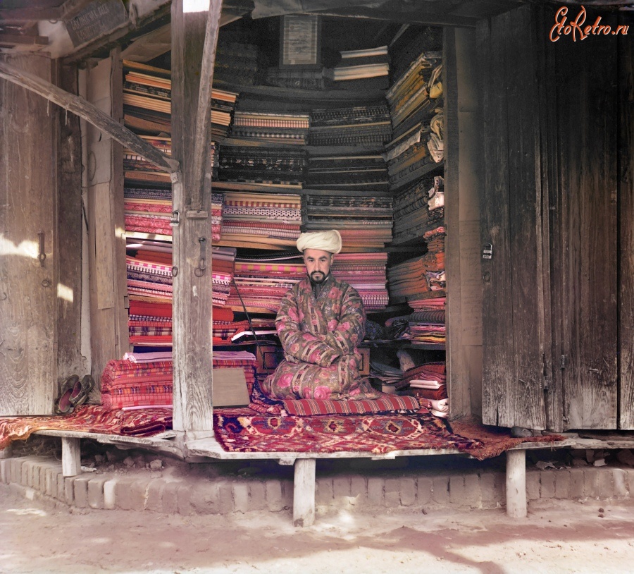 Узбекистан - Самарканд. Торговец тканями, 1911