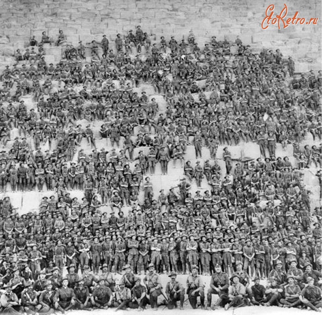 Каир - Австралийские солдаты в Египте на фоне пирамиды