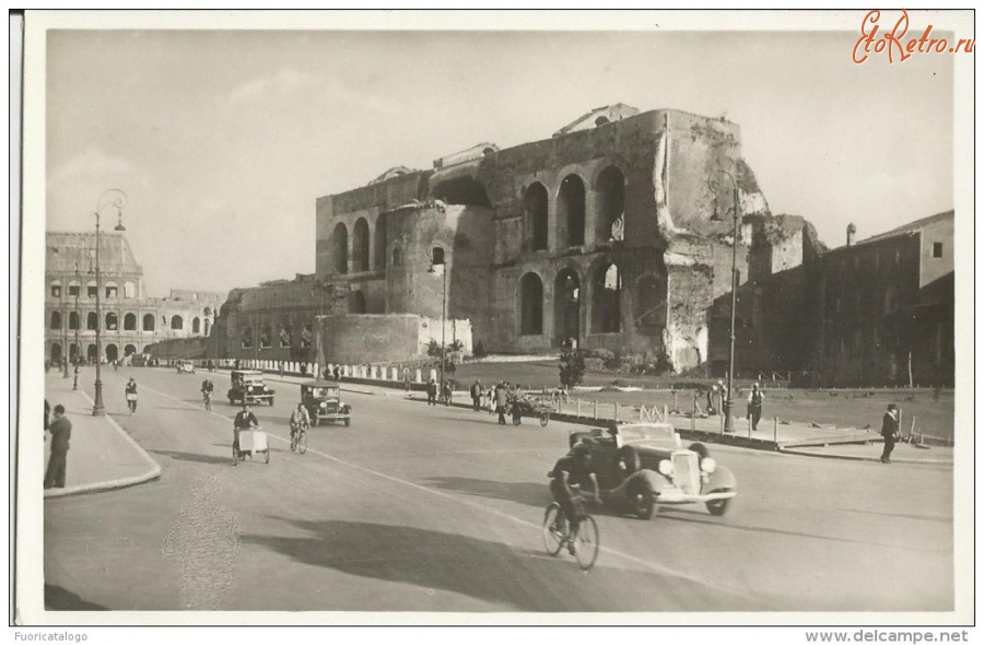 Рим - ROMA -VIA DELL'IMPERO E COLOSSEO-AUTO E BICI DELL'EPOCA Италия , Лацио , Провинция Рим , Рим