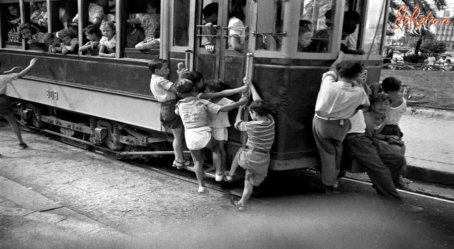 Неаполь - Италия, Неаполь, 1948 год - Мальчишки, прицепом катающиеся на трамвае