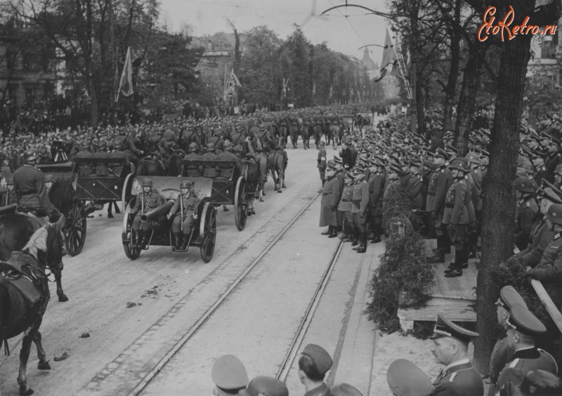 Варшава - Немецкие артиллеристы на параде в Варшаве 6 октября 1940 года