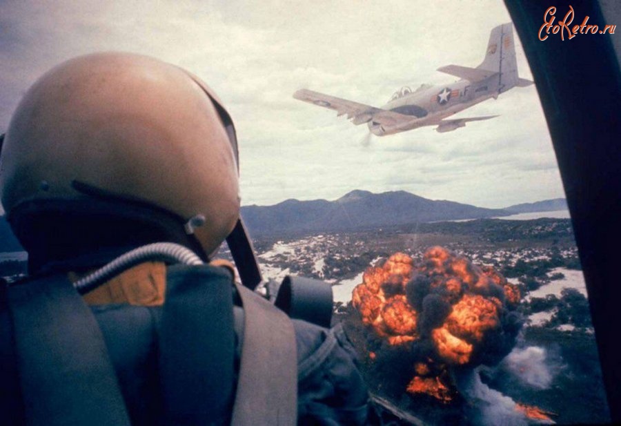 Вьетнам - Пилот наблюдает за ударом напалма по позициям,