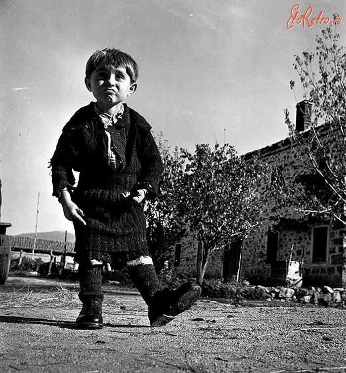 Греция - Греция, 1948 год - Мальчик в только что подаренных ему ботинках