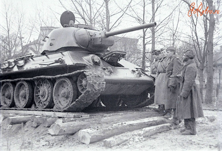 Беларусь - Танк, установленный на братской могиле танкистов 17-ой гвардейской Орловской танковой бригады
