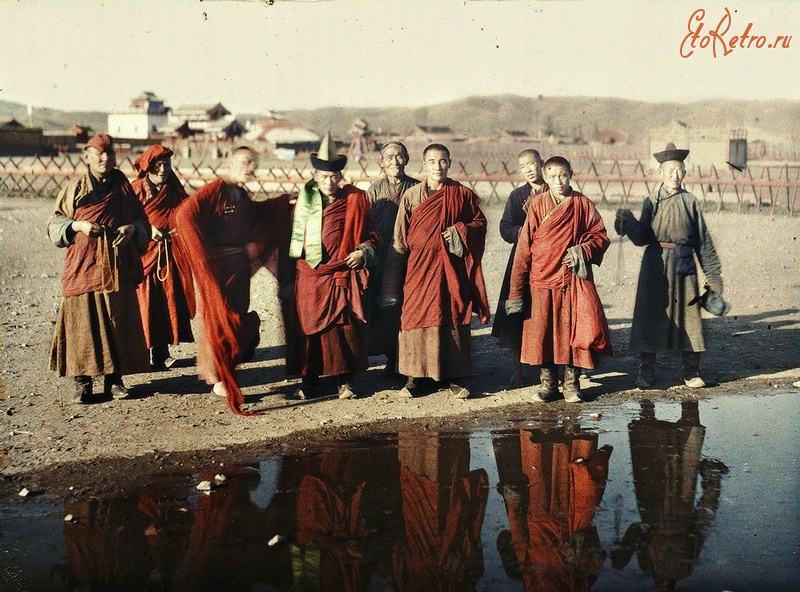 Монголия - Монголия в 1913 году. Ламы в Желтом дворце.
