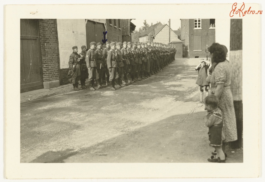 Нидерланды - Группа солдат Вермахта в немецкой деревне перед вторжением в Нидерланды