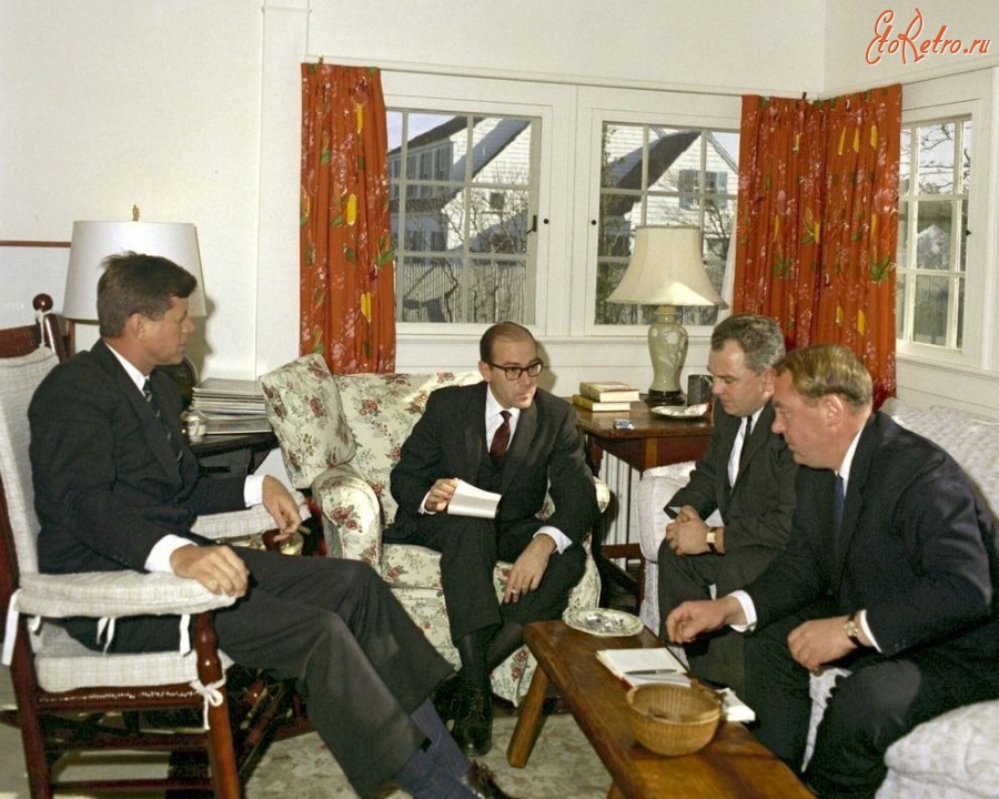 Пресса - Беседа президента Джона Ф. Кеннеди с Большаковым Георгием Никитовичем и Аджубеем Алексееем Ивановичем