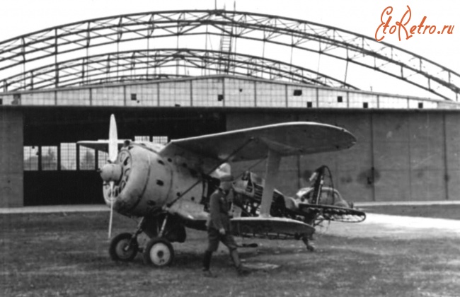 Авиация - Поврежденный советский самолет-истребитель И-153 «Чайка» на захваченном немцами аэродроме.