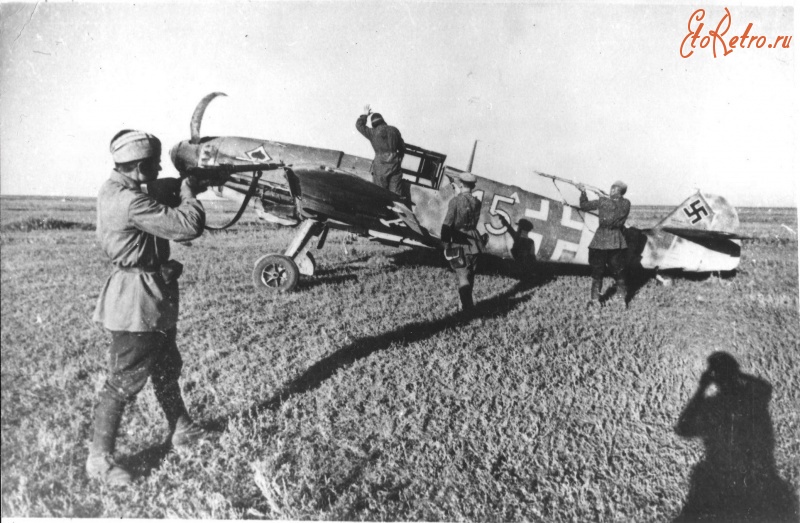 Авиация - Красноармейцы берут в плен летчика сбитого немецкого самолета Мессершмитт Bf.109