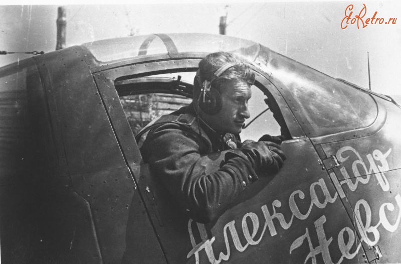 Авиация - Летчик 196-го ИАП А.Д. Билюкин в кабине своего именного истребителя P-39 «Александр Невский»