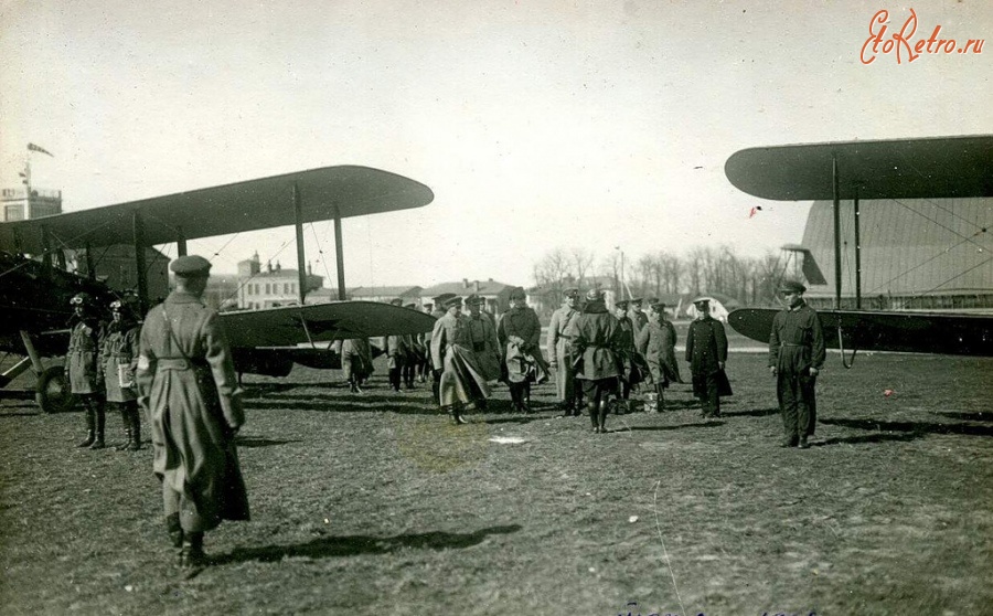 Авиация - Осмотр бригады самолетов Р-1 наркомом обороны К.Е Ворошиловым, 1930 год.
