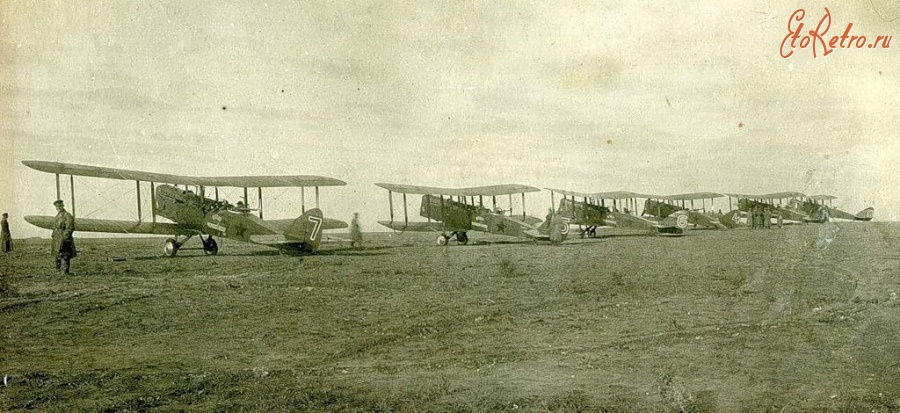 Авиация - Самолёты Р-1 «Красный лесопильщик» на аэродроме.