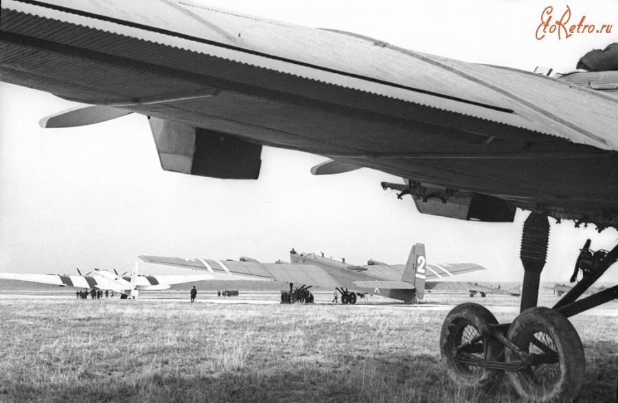 Авиация - Тяжёлые бомбардировщики ТБ-3 и многоцелевые самолеты Р-6 на аэродроме., СССР, 30-е годы.