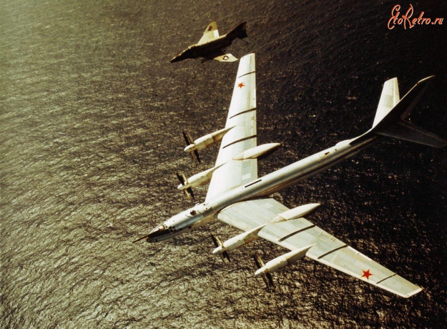 Авиация - Советский бомбардировщик Ту-95 и американский истребитель F-4 