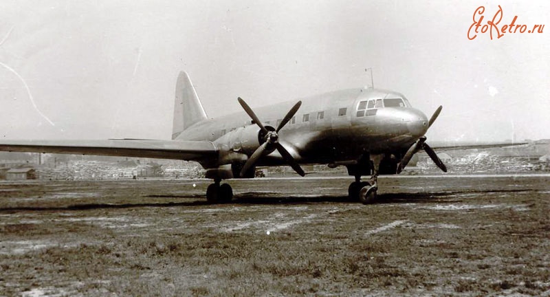 Авиация - Пассажирский (транспортный) самолёт Ил-12 в аэропорту Магадана 47 км.  1942-1950