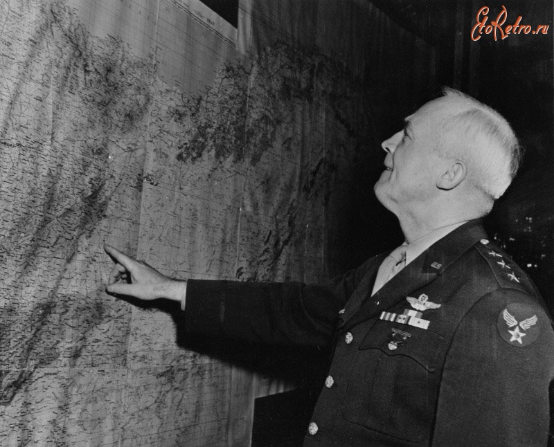 Авиация - Американский генерал-лейтенант Генри Арнольд изучает карту на совещании о доставке грузов в СССР по ленд-лизу через Аляску и Чукотку