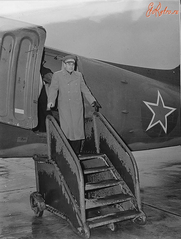 Авиация - Генерал-майор советских ВВС Николай Иванович Петров  на аэродроме Эдмонтон, Канада