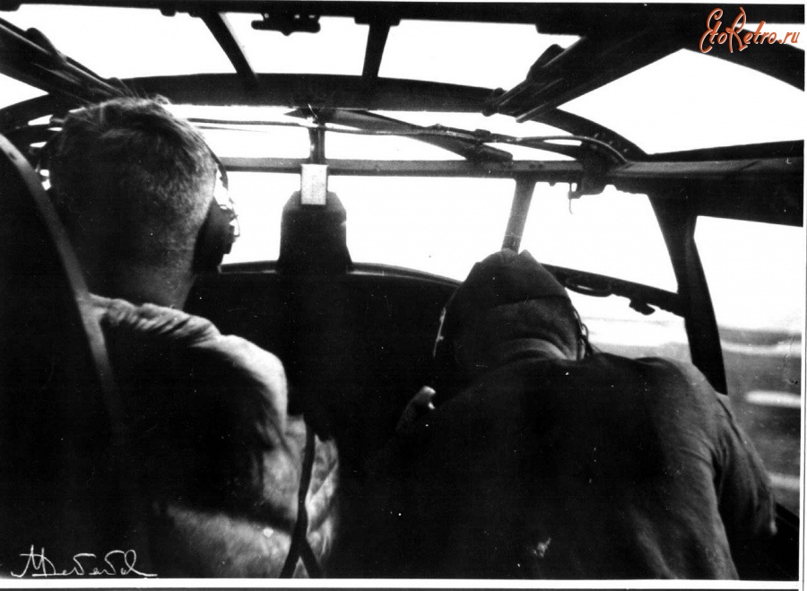 Авиация - Лётчики перегоночного авиаполка в кабине бомбардировщика В-25. Алсиб, 1943-1945