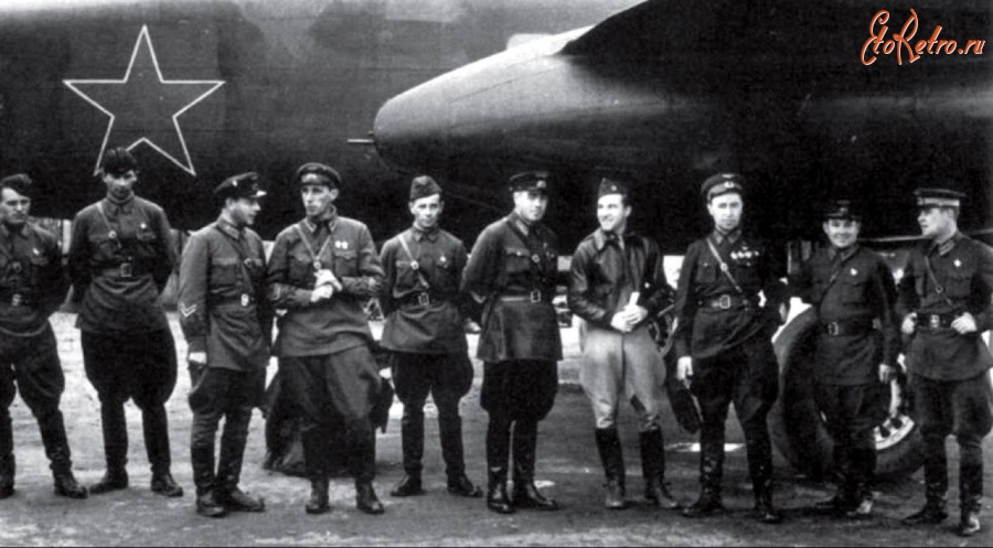 Авиация - Командный состав 1-го ПАП и экипаж лидерного В-25В И.П.Мазурука (третий справа) в день прибытия на Аляску 21 сентября 1942 г.