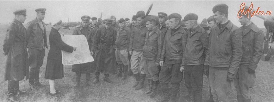 Авиация - Синоптик знакомит с метеосводкой лётчиков 3-го ПАП. Алсиб, 1942-1945