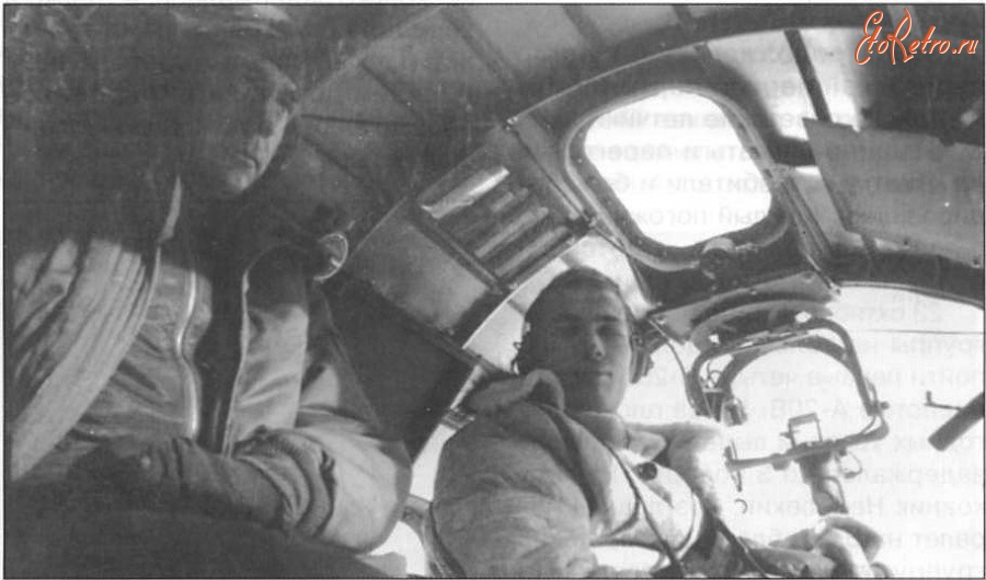 Авиация - Советские лётчики в кабине бомбардировщика В-25 
