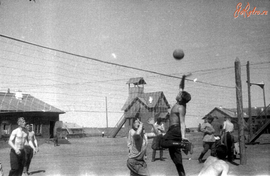 Авиация - 4 ПАП. В минуты отдыха - волейбол. Якутск, 1943-1945