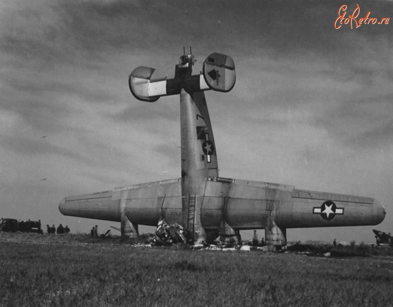 Авиация - Аварийная посадка американского тяжелого бомбардировщика. Consolidated B-24M-5-FO Liberator