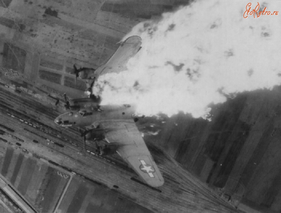 Авиация - Горящий бомбардировщик В-17 «Летающая крепость»